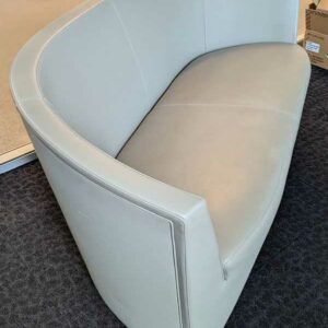 Salon de marque TACCHINI en cuir gris clair comprenant un canapé (73 x 142 x 64 cm) et 2 fauteuils (73 x 80 x 64 cm). Localisation : 1 ouest – Image 3