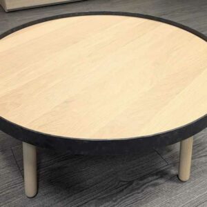 Table basse design Iratzoki Lizaso modèle Egon édition ALKI  en chêne clair, plateau rond cerclé de fer forgé. 31 x 72 cm. Localisation : 5 est