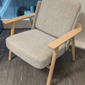 Fauteuil design Iratzoki Lizaso modèle Lasai édition ALKI en chêne clair et garniture en feutrine chinée gris clair. 72 x 75 x 84 cm. Localisation : 5 est