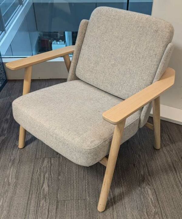 Fauteuil design Iratzoki Lizaso modèle Lasai édition ALKI en chêne clair et garniture en feutrine chinée gris clair. 72 x 75 x 84 cm. Localisation : 5 est