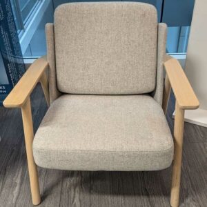Fauteuil design Iratzoki Lizaso modèle Lasai édition ALKI en chêne clair et garniture en feutrine chinée gris clair. 72 x 75 x 84 cm. Localisation : 5 est – Image 2