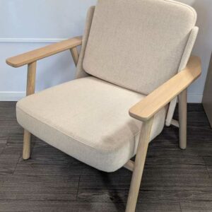 Fauteuil design Iratzoki Lizaso modèle Lasai édition ALKI en chêne clair et garniture en feutrine chinée beige. 72 x 75 x 84 cm. Localisation : 5 est