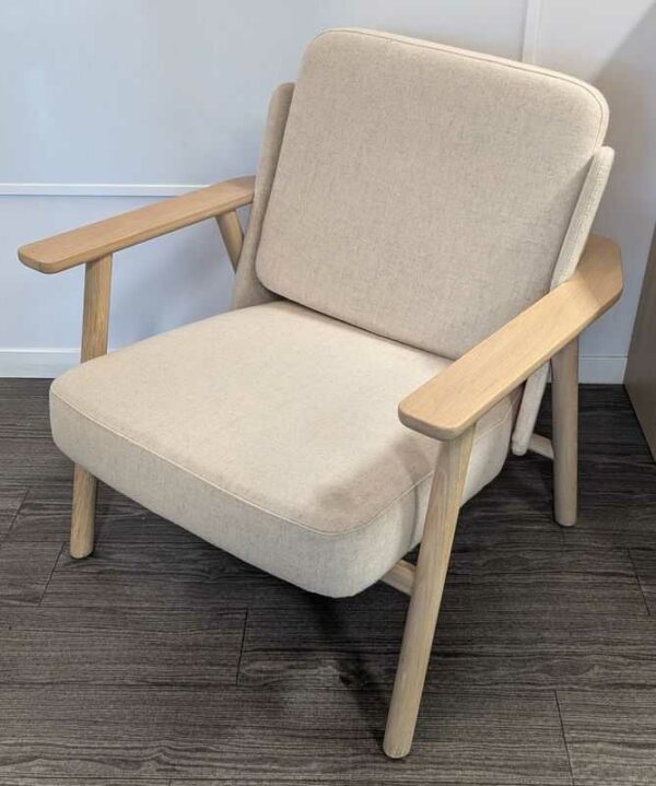 Fauteuil design Iratzoki Lizaso modèle Lasai édition ALKI en chêne clair et garniture en feutrine chinée beige. 72 x 75 x 84 cm. Localisation : 5 est