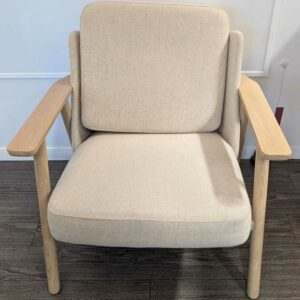 Fauteuil design Iratzoki Lizaso modèle Lasai édition ALKI en chêne clair et garniture en feutrine chinée beige. 72 x 75 x 84 cm. Localisation : 5 est – Image 2