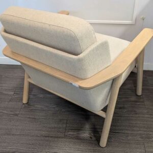 Fauteuil design Iratzoki Lizaso modèle Lasai édition ALKI en chêne clair et garniture en feutrine chinée beige. 72 x 75 x 84 cm. Localisation : 5 est – Image 3