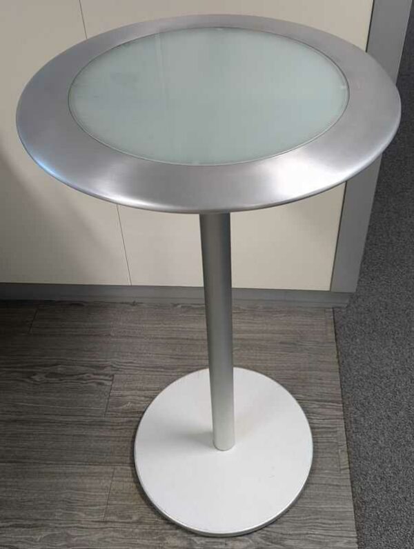 Mange debout de marque INDECASA en métal brossé, plateau rond avec insert en plastique. 113 x 60 cm. Localisation : 5 est