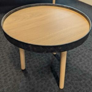 Table basse design Iratzoki Lizaso modèle Egon édition ALKI  en chêne clair, plateau rond cerclé de fer forgé. 43 x 45 cm. Localisation : 5 est