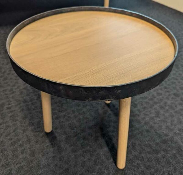 Table basse design Iratzoki Lizaso modèle Egon édition ALKI  en chêne clair, plateau rond cerclé de fer forgé. 43 x 45 cm. Localisation : 5 est