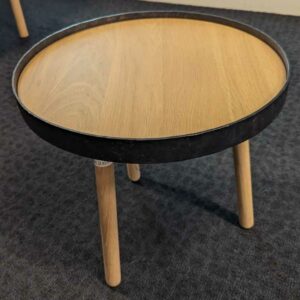 Table basse design Iratzoki Lizaso modèle Egon édition ALKI  en chêne clair, plateau rond cerclé de fer forgé. 43 x 45 cm. Localisation : 5 est – Image 2