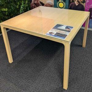 Table haute design Iratzoki Lizaso modèle Laia édition ALKI en chêne, plateau avec verre. 90 x 130 x 130 cm. Localisation : 5 est