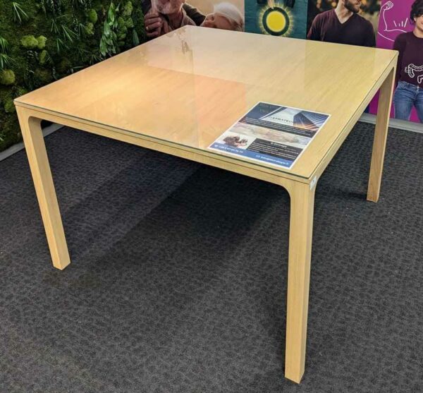 Table haute design Iratzoki Lizaso modèle Laia édition ALKI en chêne, plateau avec verre. 90 x 130 x 130 cm. Localisation : 5 est