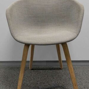 Fauteuil recouvert de tissu gris clair, piètement en bois naturel. 81 x 55 x 56 cm. Localisation : 5 est – Image 2