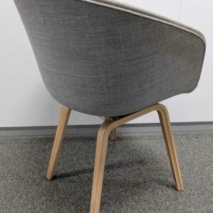 Fauteuil recouvert de tissu gris clair, piètement en bois naturel. 81 x 55 x 56 cm. Localisation : 5 est – Image 3