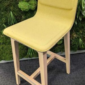 Paire de chaises hautes design Iratzoki Lizaso modèle Laia édition ALKI en bois et feutrine jaune. 94 x 40 x 46 cm. Localisation : 5 est