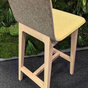 Paire de chaises hautes design Iratzoki Lizaso modèle Laia édition ALKI en bois et feutrine jaune. 94 x 40 x 46 cm. Localisation : 5 est – Image 3