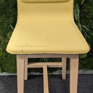 Paire de chaises hautes design Iratzoki Lizaso modèle Laia édition ALKI en bois et feutrine jaune. 94 x 40 x 46 cm. Localisation : 5 est – Image 2