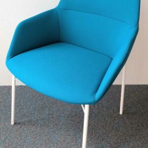 Suite de 4 fauteuils de marque INCLASS recouverts de tissu bleu turquoise, piètement en acier laqué blanc. 80 x 60 x 60 cm. Localisation : 5 est