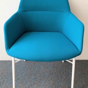 Suite de 4 fauteuils de marque INCLASS recouverts de tissu bleu turquoise, piètement en acier laqué blanc. 80 x 60 x 60 cm. Localisation : 5 est – Image 2
