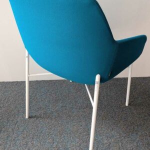 Suite de 4 fauteuils de marque INCLASS recouverts de tissu bleu turquoise, piètement en acier laqué blanc. 80 x 60 x 60 cm. Localisation : 5 est – Image 3