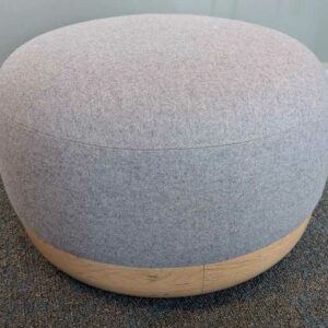 Pouf rond design Iratzoki Lizaso modèle Egon édition ALKI, base en chêne clair, assise en tissu gris clair. 36 x 60 cm. Localisation : 5 est