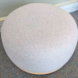 Pouf rond design Iratzoki Lizaso modèle Egon édition ALKI, base en chêne clair, assise en tissu gris clair. 36 x 60 cm. Localisation : 5 est – Image 2