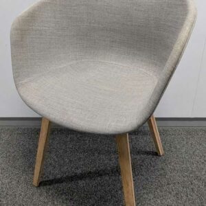 Paire de fauteuils recouverts de tissu gris clair, piètement en bois naturel. 81 x 55 x 56 cm. Localisation : 5 est