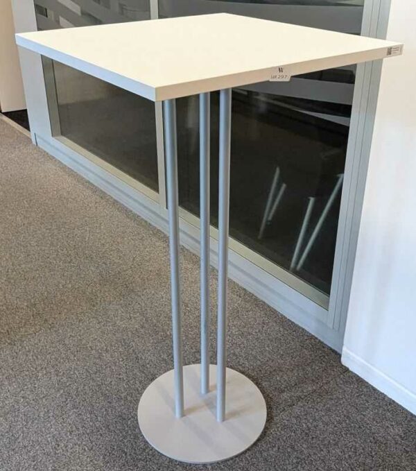 2 tables hautes à plateau carré en bois stratifié blanc reposant sur 3 pieds en métal sur base circulaire. 110 x 60 x 60 cm. Localisation : 3 est