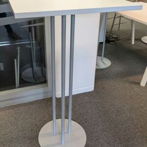 2 tables hautes à plateau carré en bois stratifié blanc reposant sur 3 pieds en métal sur base circulaire. 110 x 60 x 60 cm. Localisation : 3 est – Image 2