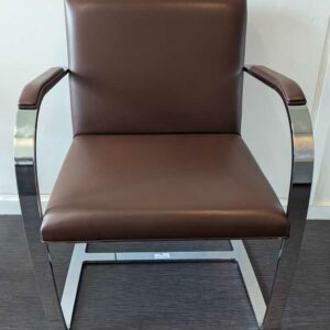 Fauteuil design Mies Von der Rohe modèle Brno édition KNOLL, structure en acier chromé, garniture en cuir marron. 80 x 58 x 55 cm. Localisation : 7 est – Image 2