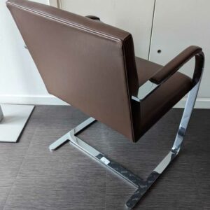 Fauteuil design Mies Von der Rohe modèle Brno édition KNOLL, structure en acier chromé, garniture en cuir marron. 80 x 58 x 55 cm. 2 unités. Vendu à l'unité avec faculté de réunion. Localisation : 7 est, 3 ouest (3106) – Image 3