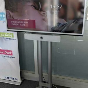 Téléviseur 46 pouces de marque TOSHIBA modèle 46TL933 vendu sur son pied de marque Vogel's. Localisation : 7 ouest (7704)