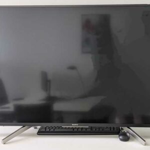 Moniteur 49 pouces de marque SONY modèle FW-49BZ35F sur pied. Localisation : 7 ouest (7718)