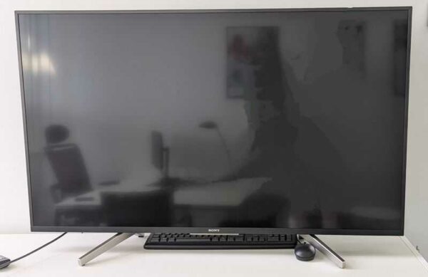 Moniteur 49 pouces de marque SONY modèle FW-49BZ35F sur pied. Localisation : 7 ouest (7718)