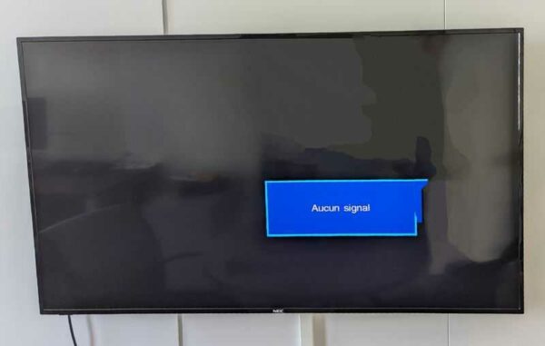 Moniteur 50 pouces de marque NEC modèle E505 vendu avec attache murale. Localisation : 6 ouest (6663)