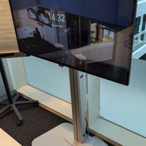 Moniteur 48 pouces de marque PHILIPS modèle 48PF4100/88 sur pied de marque Vogel's. Localisation : 7 est (7012)