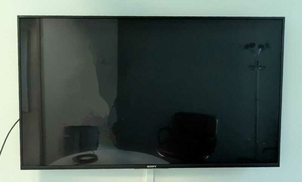 Moniteur 49 pouces de marque SONY modèle FW-49XE8001 vendu avec attache murale. Localisation : 6 ouest (6678)