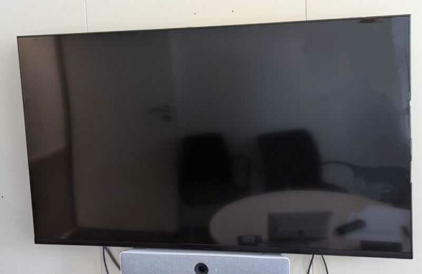 Moniteur 50 pouces de marque SONY modèle 50BZ35J,  vendu avec attache murale. Localisation : 6 ouest (6706)