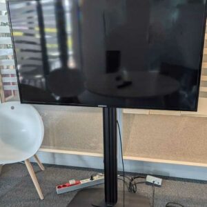Moniteur 55 pouces de marque SAMSUNG modèle LH55MDPLGC/EN, sur pied de marque Vogel's. Localisation : 6 ouest (6742)