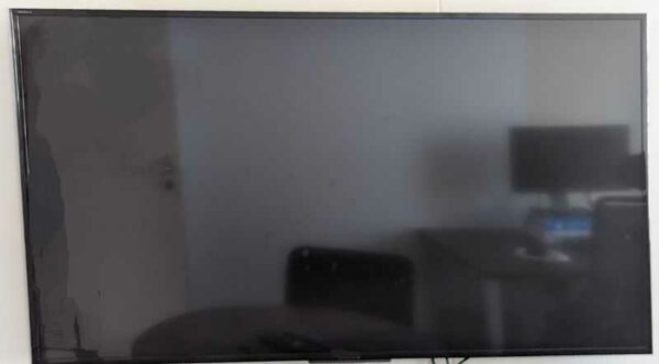 Moniteur 46 pouces de marque SAMSUNG modèle LH46MDBPLGC/EN, vendu avec attache murale. Localisation : 6 ouest (6508)