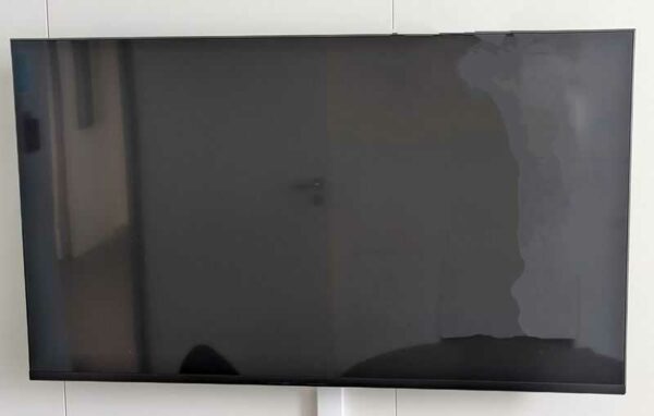 Téléviseur 48 pouces de marque SONY modèle FWL-48W705C,  vendu avec attache murale. Localisation : 6 est (6004)