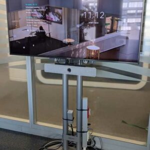 Moniteur 55 pouces de marque SONY modèle FW-55BZ35F sur pied. Localisation : 6 est (6000)