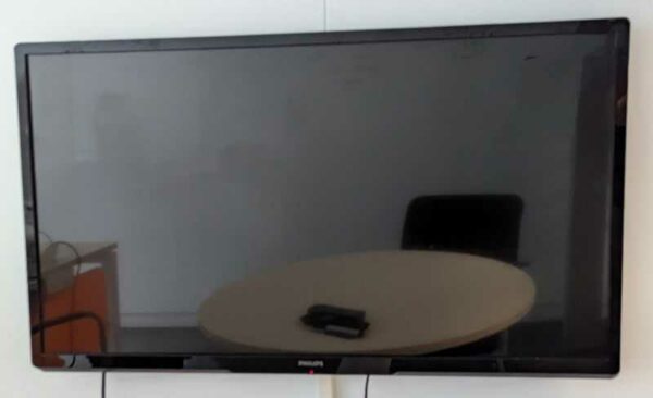 Téléviseur de marque PHILIPS modèle 42PFL3527H, vendu avec attache murale. Localisation : 5 ouest (5612)