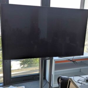 Moniteur 55 pouces de marque SONY modèle FW-55BZ35F sur pied de marque Vogel's. Localisation : 5 ouest (5620)