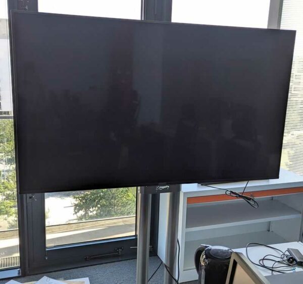 Moniteur 55 pouces de marque SONY modèle FW-55BZ35F sur pied de marque Vogel's. Localisation : 5 ouest (5620)