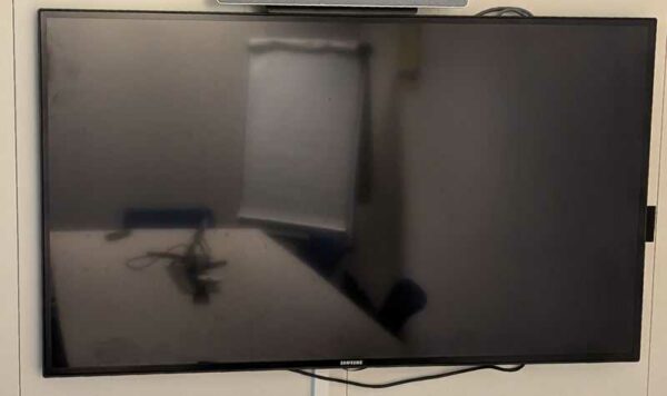 Moniteur 55 pouces de marque SAMSUNG modèle LH55MECPLGC/EN, vendu avec attache murale. Localisation : 5 est (5005)