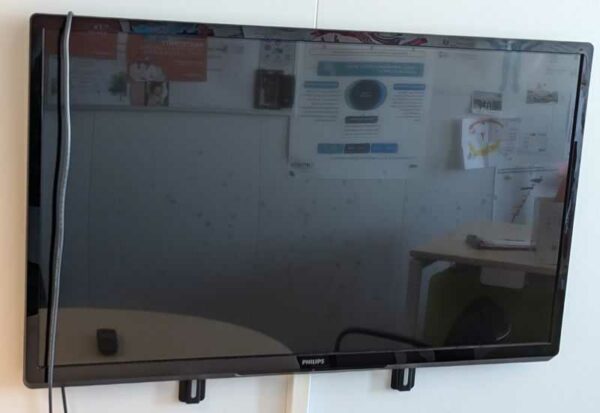 Téléviseur 42 pouces de marque PHILPS modèle 42PFL3507H/12, vendu avec attache murale. Localisation : 5 est (5204)