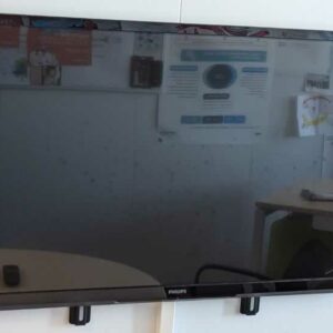 Téléviseur 42 pouces de marque PHILPS modèle 42PFL3507H/12, vendu avec attache murale. Localisation : 5 est (5161)