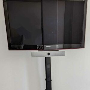Téléviseur 46 pouces de marque SAMSUNG modèle UE46B6000VW, sur pied. Localisation : 4 est (4204)