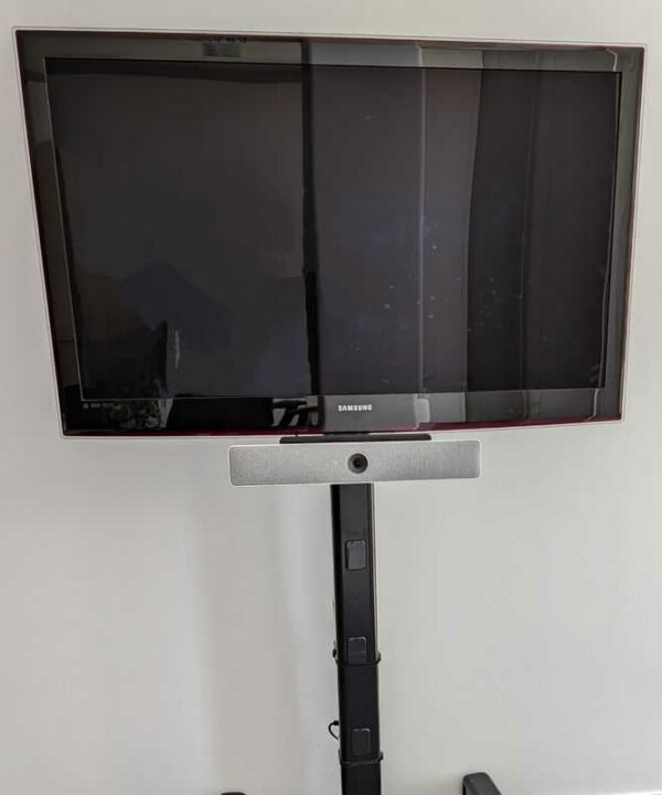 Téléviseur 46 pouces de marque SAMSUNG modèle UE46B6000VW, sur pied. Localisation : 4 est (4204)