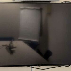 Moniteur 55 pouces de marque SAMSUNG modèle LH55MECPLGC/EN, vendu avec attache murale. Localisation : 4 est (4004)
